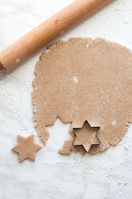 Ricavare i biscotti a Stella - Ricetta Zimtsterne