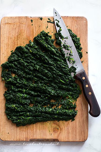 Sgocciolare gli spinaci lessi e tritarli - Ricetta Polpettone in Crosta