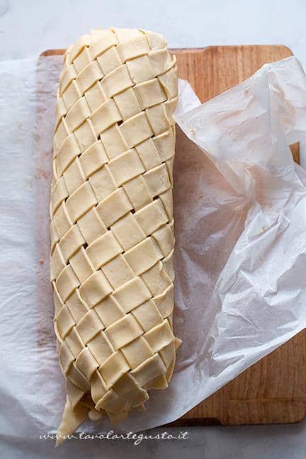 Sigillare bene la crosta sul polpettone - Ricetta Polpettone in Crosta