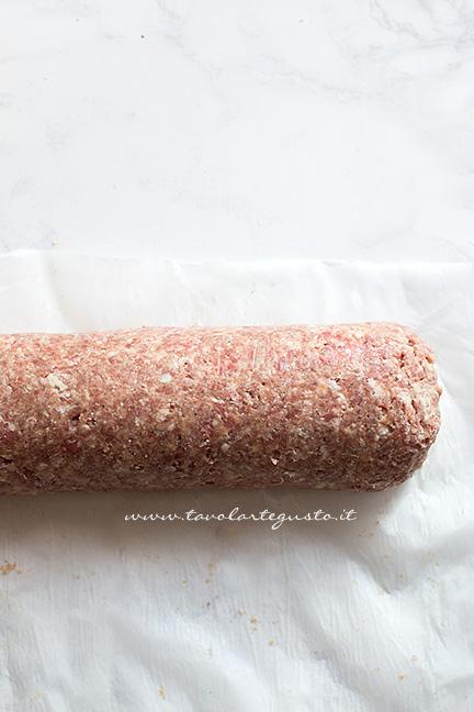 Sigillare i lati del polpettone - Ricetta Polpettone in Crosta