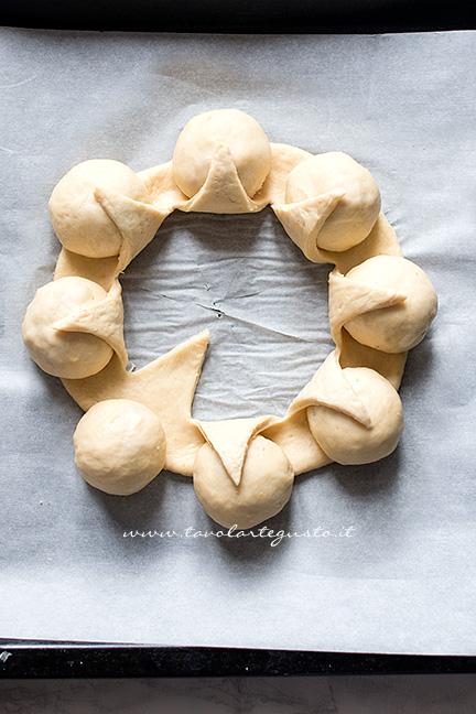 Sollevare gli spicchi sulle palline - Ricetta Corona Salata di pan brioche