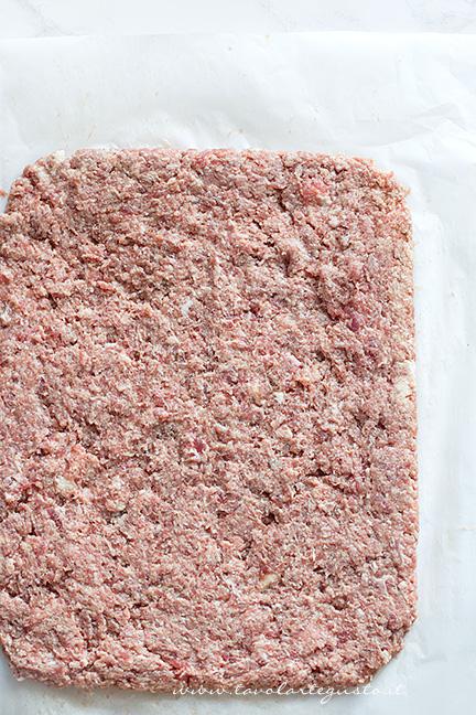 Stendere il polpettone - Ricetta Polpettone in Crosta