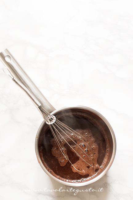 Versare l'acqua bollente al cacao e zucchero - Ricetta Mini Cake al cioccolato