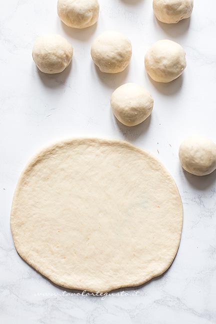formare un cerchio di impasto - Ricetta Corona Salata di pan brioche