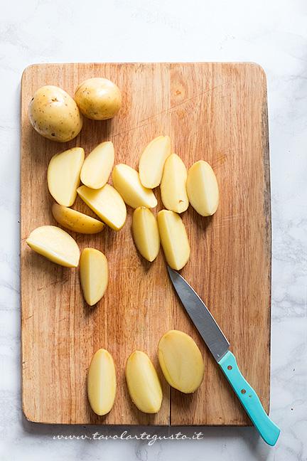 tagliare le patate a spicchi - Ricetta Patate al forno con pancetta