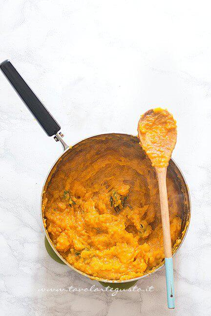 Mantecare la zucca con il rosmarino - Ricetta Vellutata di zucca light