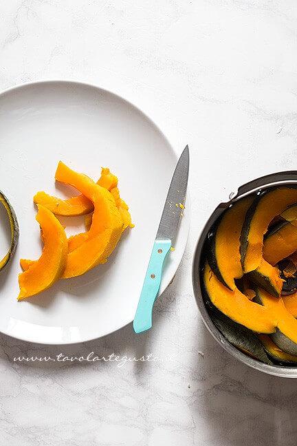 Sbucciare la zucca cotta a vapore - Ricetta Vellutata di zucca light
