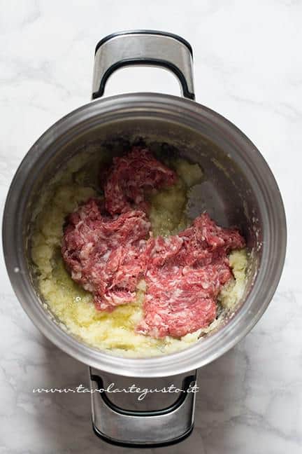 Aggiungere la carne macinata di maiale - Ricetta Lasagne al forno