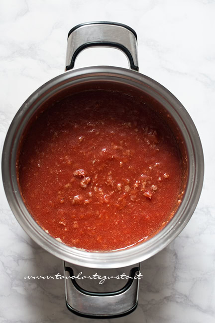 Aggiungere la passata di pomodoro - Ricetta Lasagne al forno