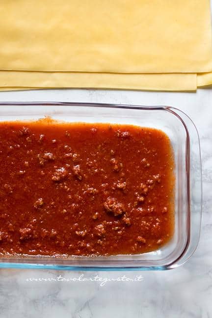 Assemblare le lasagne 1 - Ricetta Lasagne al forno