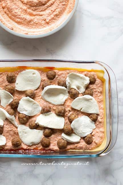 Assemblare le lasagne 2 - Ricetta Lasagne al forno