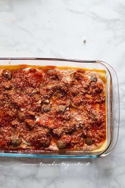 Assemblare le lasagne 3 - Ricetta Lasagne al forno