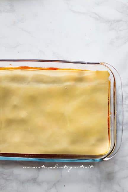 Assemblare le lasagne 4 - Ricetta Lasagne al forno