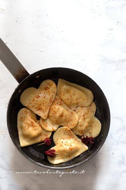 Condire i ravioli a forma di cuore - Ricetta Ravioli a forma di cuore