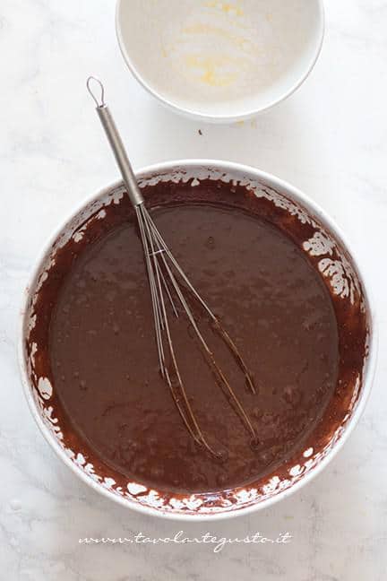 Mescolare l'impasto - Ricetta Torta al cacao