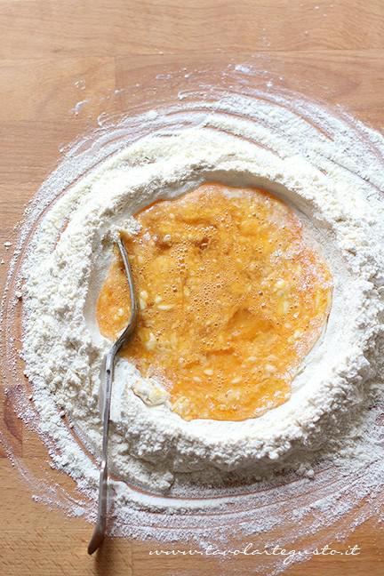 Mescolare l'impasto con una forchetta - Ricetta Ravioli a forma di cuore