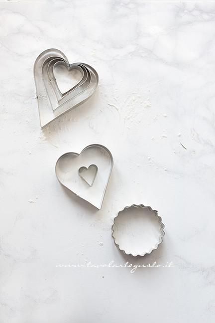 Tagliabiscotti a forma di cuore e di cerchio smerlato - Ricetta Biscotti alla marmellata
