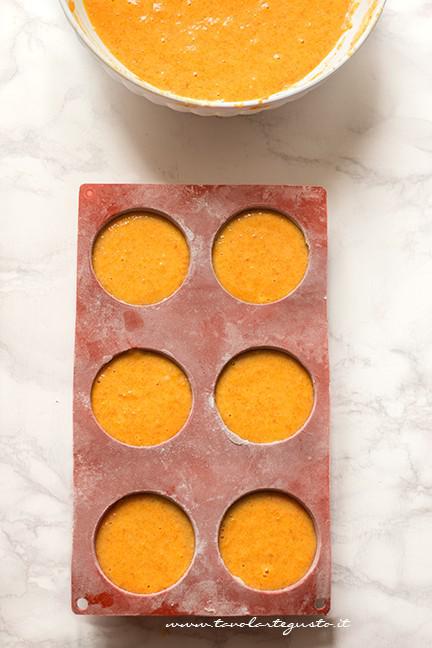 Versare il composto nello stampo per Camille - Ricetta Camille