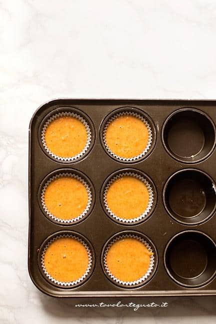 Versare il composto nello stampo per muffin - Ricetta Camille
