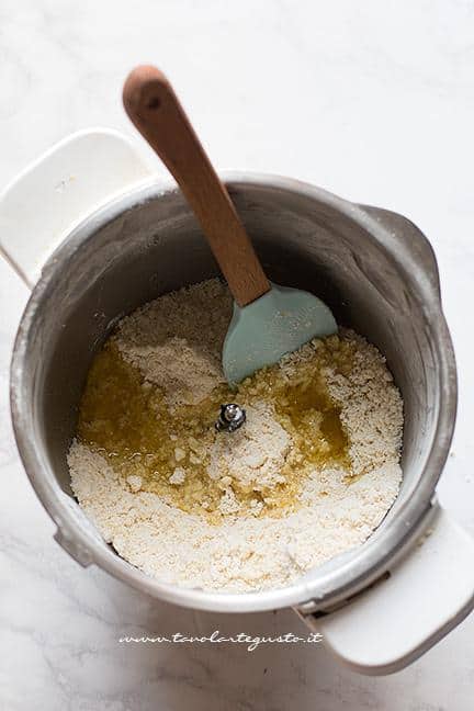Aggiungere l'olio extravergine - Ricetta Caprese al limone