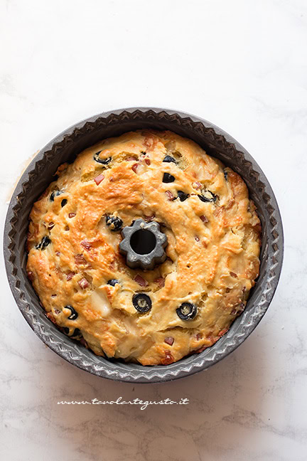 Ciambella alta e soffice ripiena di salumi e formaggi - Ricetta Ciambella salata