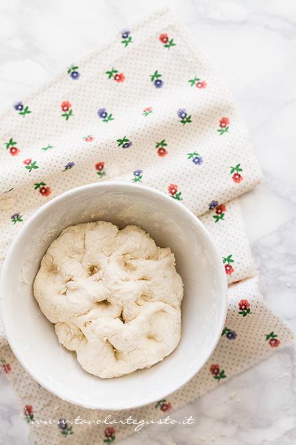 Come fare l'impasto delle pizzette allo yogurt - Ricetta Pizzette allo yogurt