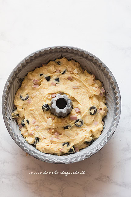 Impasto nello stampo a ciambella - Ricetta Ciambella salata