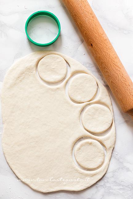 Ricavare le pizzette dall'impasto - Ricetta Pizzette allo yogurt