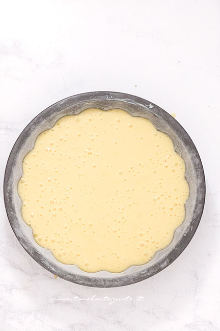 Versare impasto nella teglia - Ricetta Torta 7 vasetti