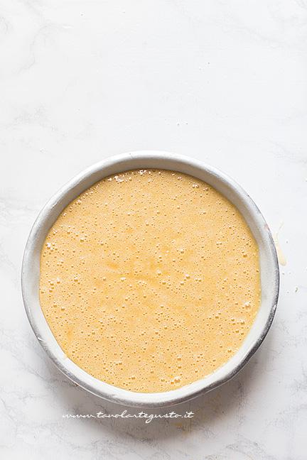 Versare l'impasto nello stampo - Ricetta Caprese al limone
