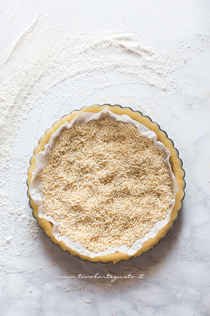cuocere il guscio in bianco della crostata di fragole