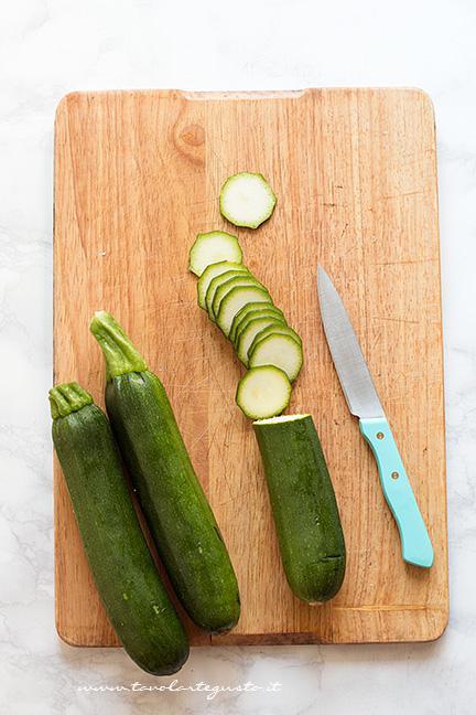 Affettare le zucchine a rondelle sottili - Ricetta Chips di zucchine