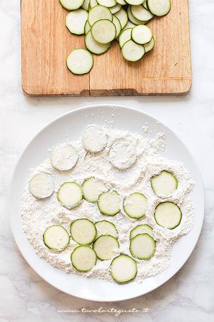 Impanare le zucchine - Ricetta Chips di zucchine