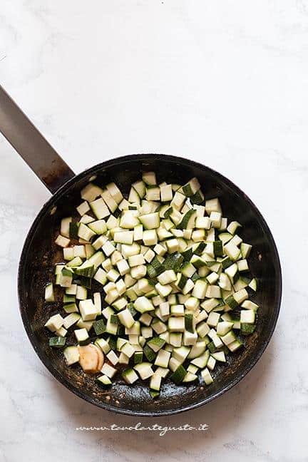 Insaporite le zucchine in padella - Ricetta Pasta zucchine e gamberetti