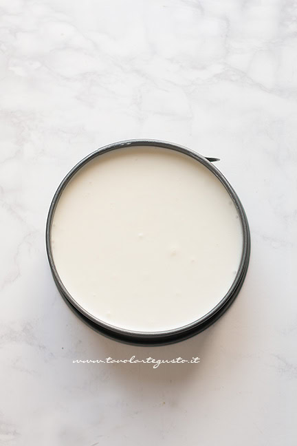 Inserire la Cheesecake nello stampo - Ricetta Cheesecake alla ricotta