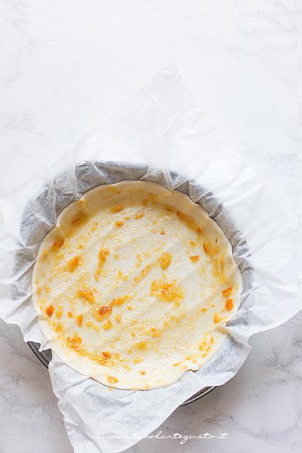 Pennellare il fondo della tortiera con la marmellata - Ricetta torta di pesche e pasta sfoglia