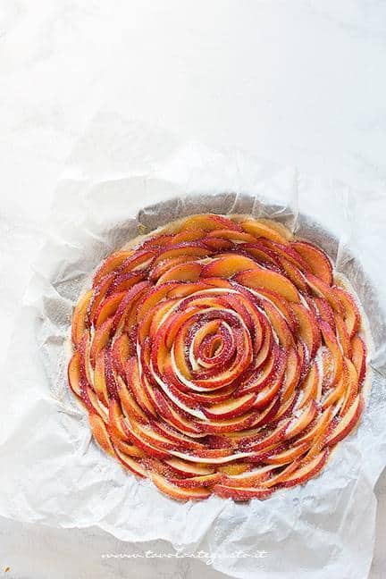 Spolverare di zucchero la superficie - Ricetta torta di pesche e pasta sfoglia