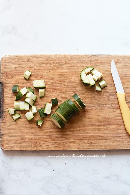 Tagliare le zucchine a pezzettini - Ricetta Pasta zucchine e gamberetti
