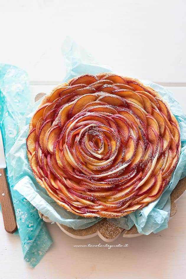 Torta Rose di pesche e pasta sfoglia - Ricetta torta di pesche e pasta sfoglia semplice