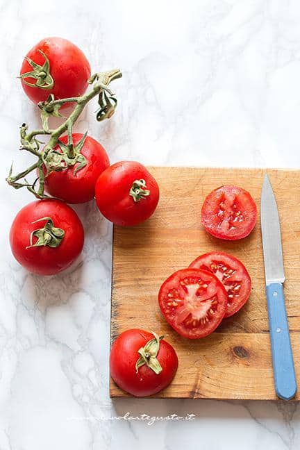 Affettare i pomodori - Ricetta Insalata Caprese