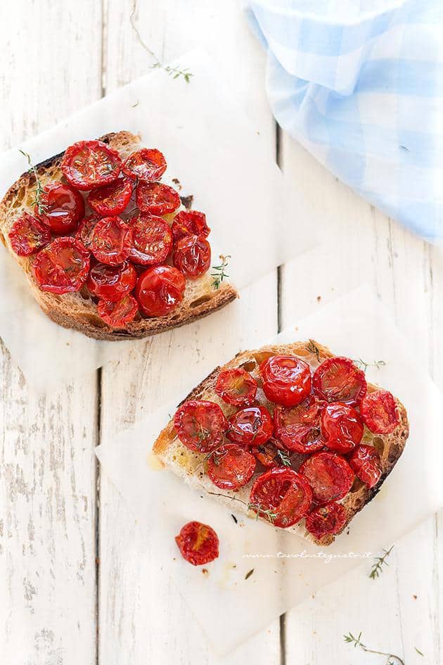 Bruschette con pomodorini confit - Ricetta gustosa per antipasto estivo