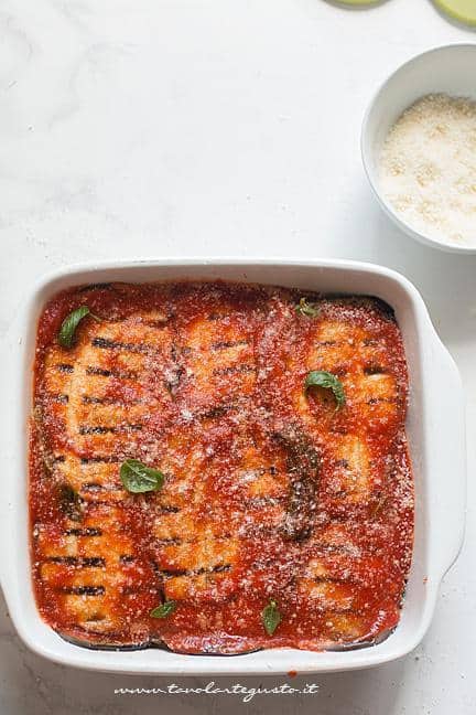 Cuocere in forno la teglia - Ricetta Parmigiana di melanzane grigliate