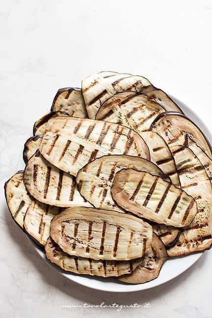 Grigliare le melanzane tonde - Ricetta Parmigiana di melanzane grigliate