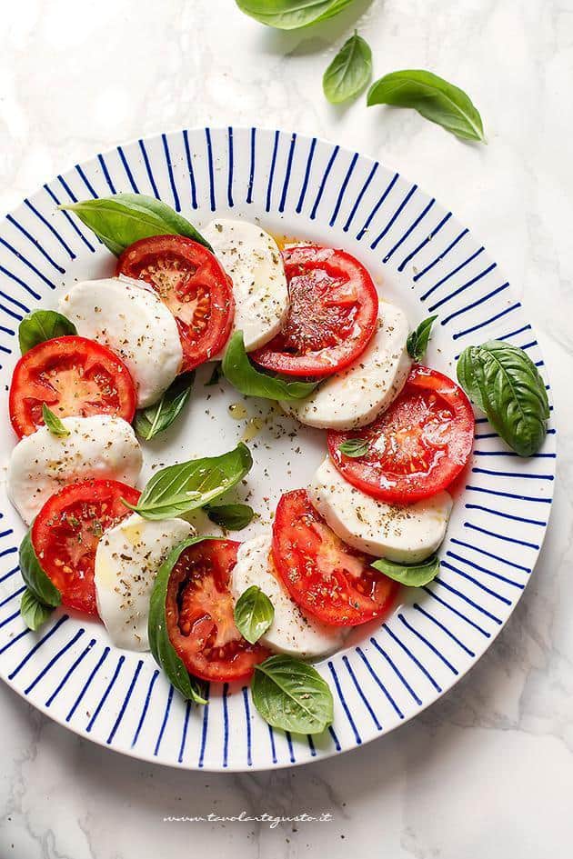 Insalata Caprese - Ricetta originale Insalata Caprese pomodori e mozzarella