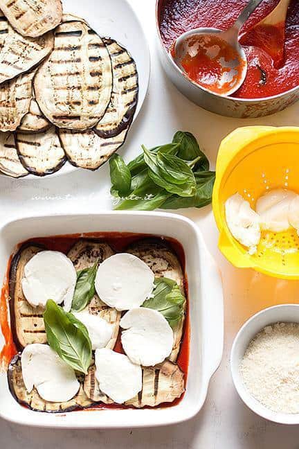 Primo strato di salsa - melanzane- mozzarella- basilico - Ricetta Parmigiana di melanzane grigliate