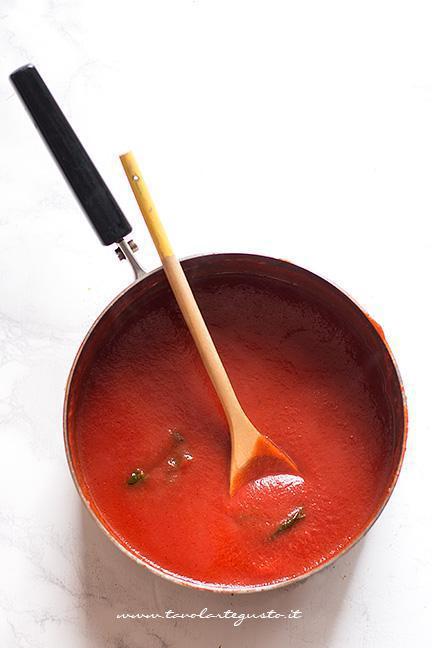 Salsa di pomodoro saporita per la parmigiana grigliata - Ricetta Parmigiana di melanzane grigliate