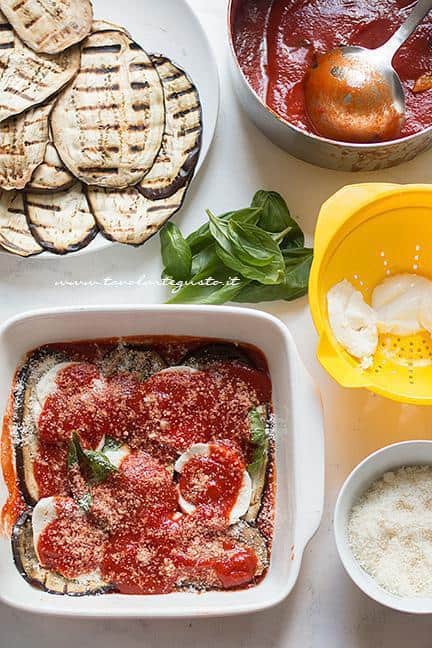 Secondo strato di salsa e parmigiano - Ricetta Parmigiana di melanzane grigliate