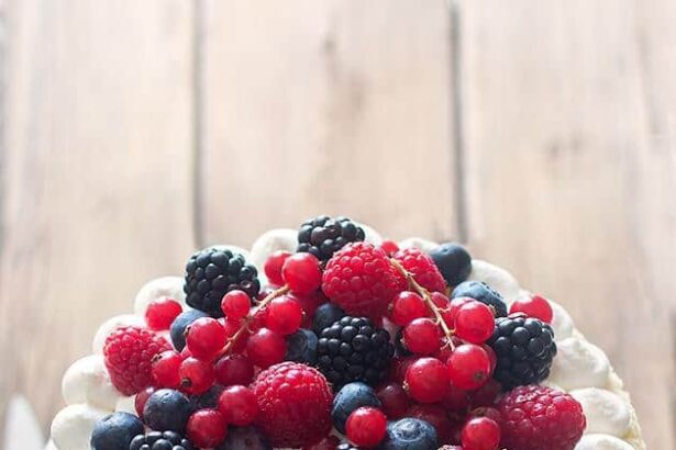 Torta ai frutti di bosco (soffice, dal ripieno cremoso e frutta fresca) - Ricetta