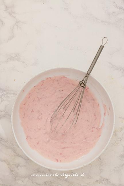 ripieno cremoso di yogurt, ricotta e fragoline della Torta ai frutti di bosco