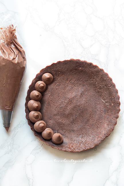 Aggiungere il ripieno alla crostata - Crostata alla Nutella senza cottura